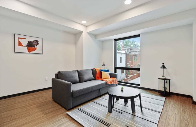 CozySuites Mass with parking, lounge and roof deck 17