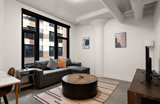 CozySuites NLG - Modern 1BR condo #01