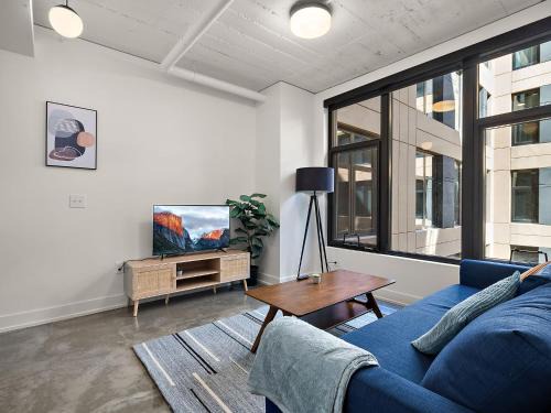 CozySuites NLG - Modern 1BR condo #06