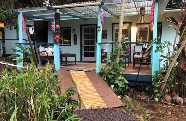 CozyTiki cottage w/2 private rooms, outdoor kit/bathn