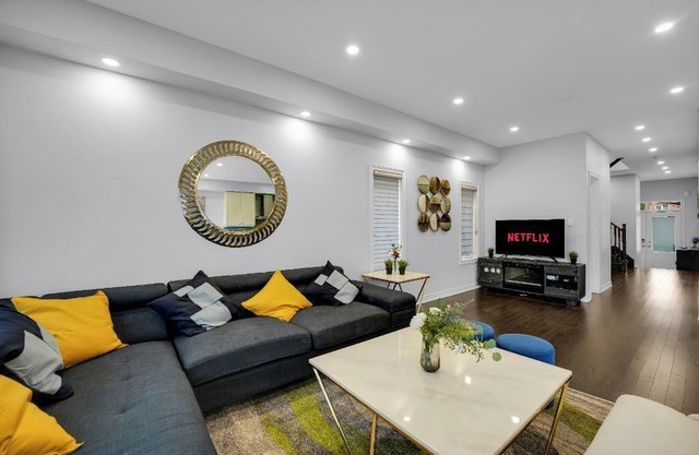 CozyVibe Stays: Spacious Family Friendly 3BR Townhome