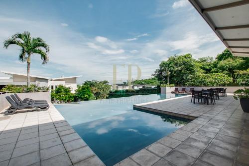 CR MARIPOSA RENTALS Luxurious Apartment in Lindora