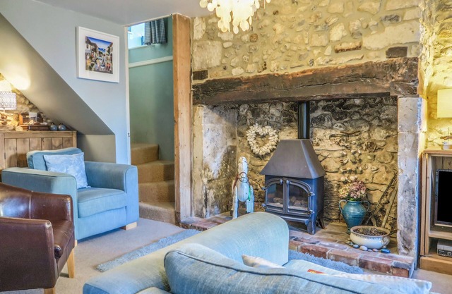 CRAFT COTTAGE, pet friendly, character holiday cottage in Beer