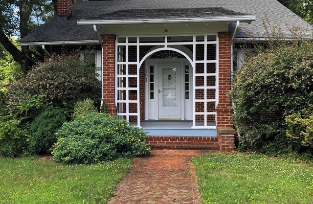Craftsman Cottage - Charming 3-bedroom house with WiFi and AC in lovely Orange