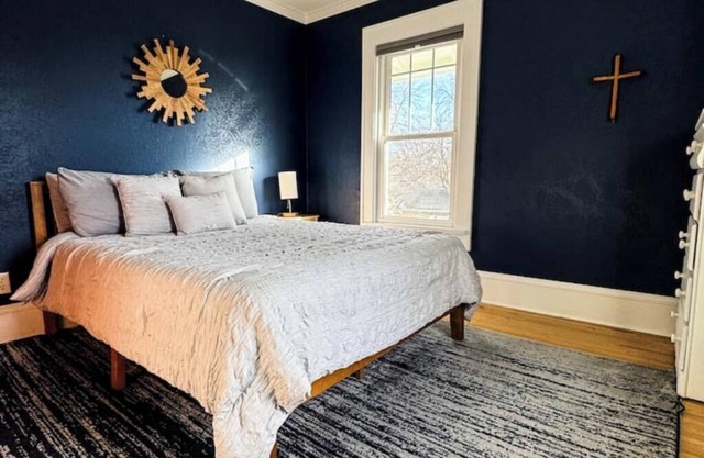 CRAFTSMAN’sUPSTAIRS! 3 bd rm w/impressive attic!