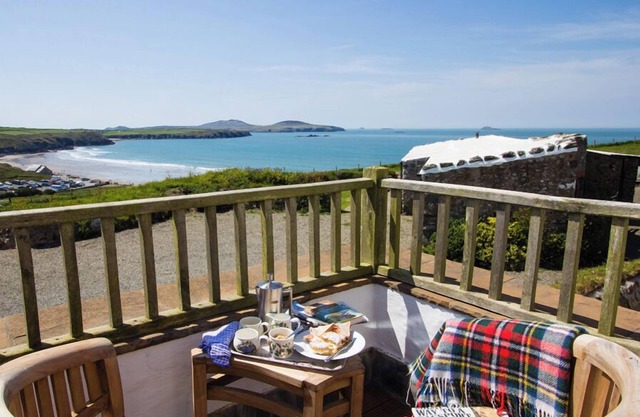 Craig yr Haul, Holiday Cottage Whitesands Bay, Sleeps 8, 5 bedrooms, bathrooms
