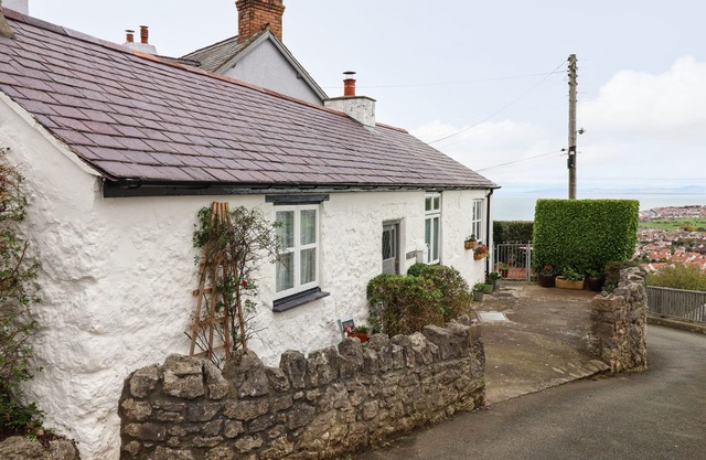 CRAIGLWYD BACH, pet friendly, country holiday cottage in Llandudno