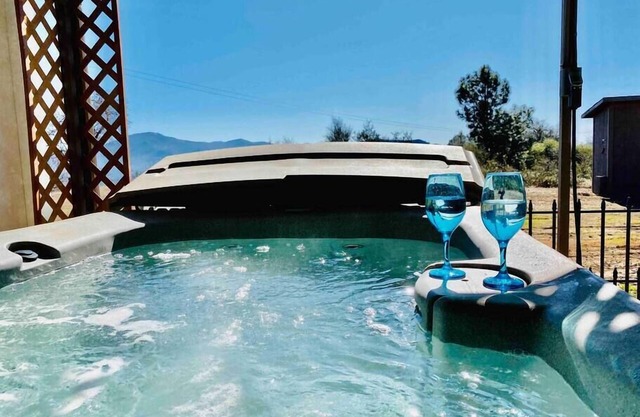 Crane Suite/Hot Tub/BBQ/King Bed- Sleeps 4