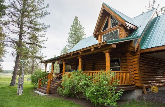 Crater Lake Adventure Basecamp: Riverside Log Cabin Getaway