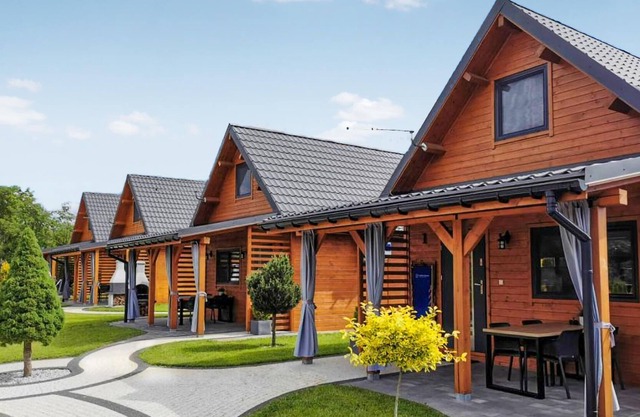 Create lasting vacation memories in this inviting cottage near the lake.