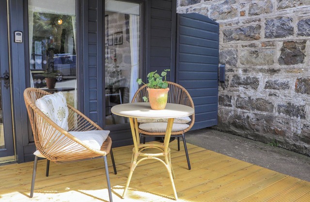 CREED CABIN, pet friendly, character holiday cottage in Stornoway