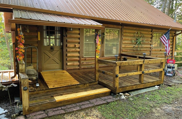 Creek Front. Charming 2-bedroom log home 10 minutes to lovely Franklin NC
