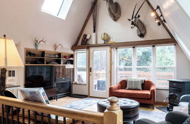 Creek Front Mountain Chalet close to Ski Resorts!