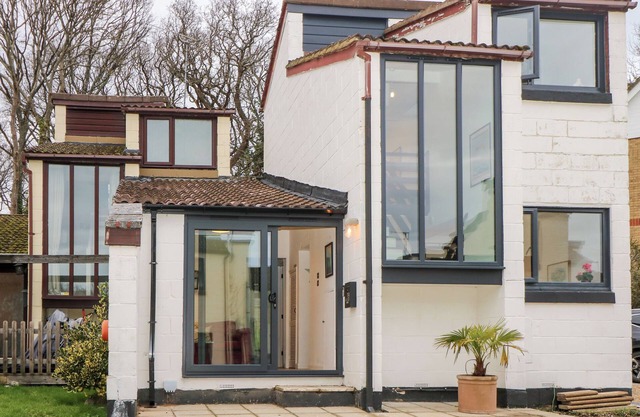 CREEK LODGE, pet friendly in Wootton Bridge