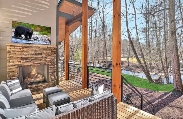 Creek's Corner ~ 3BR Creekside Retreat ~ Fire Pit ~ Hot Tub