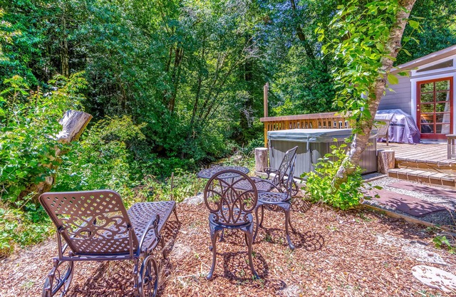 Creek-side home close to river/woods with private hot tub & deck - dog-friendly