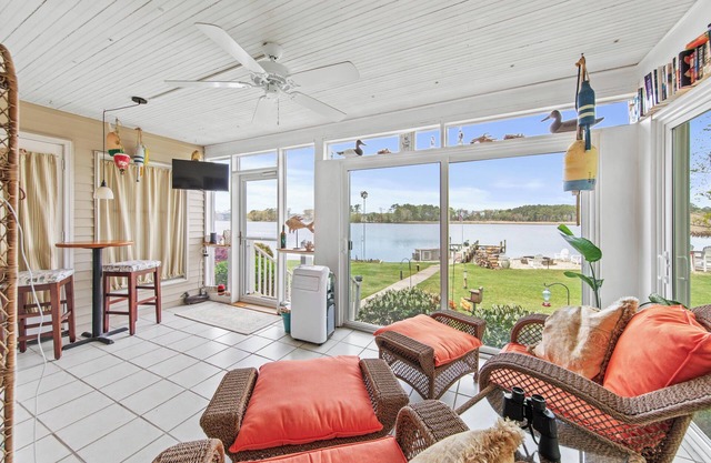 Creek Suite With waterfront Sunroom