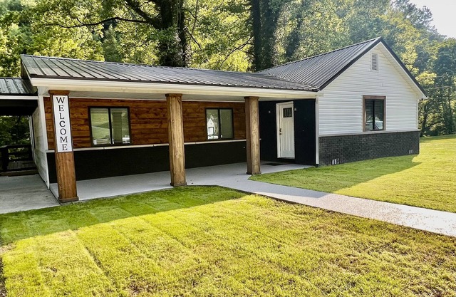 Creek View Retreat 3 Bedroom- 2 Full Bathroom. Cozy home
