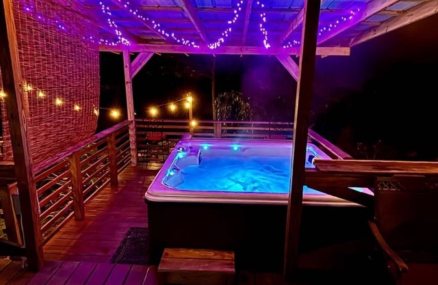 Creekside Cabin Views, Jacuzzi & Firepit