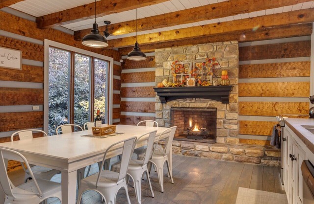 Creekside cabin w/hot tub, fireplace & trail