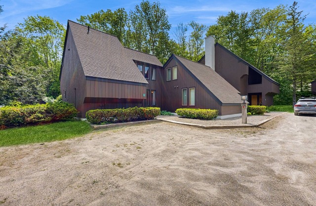 Creekside condo with pool, next to Catamount Trail on river with water views