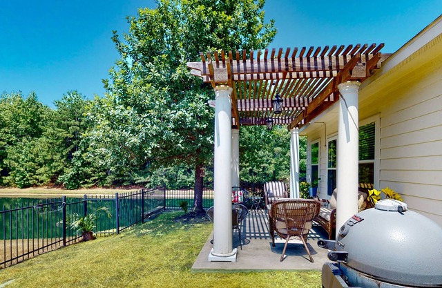 Creekside Cottage | House in Conroe