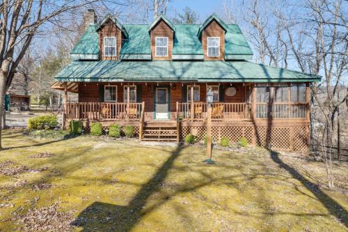 Creekside Cottage is peaceful welcoming dog friendly cabin with amazing views of the valley