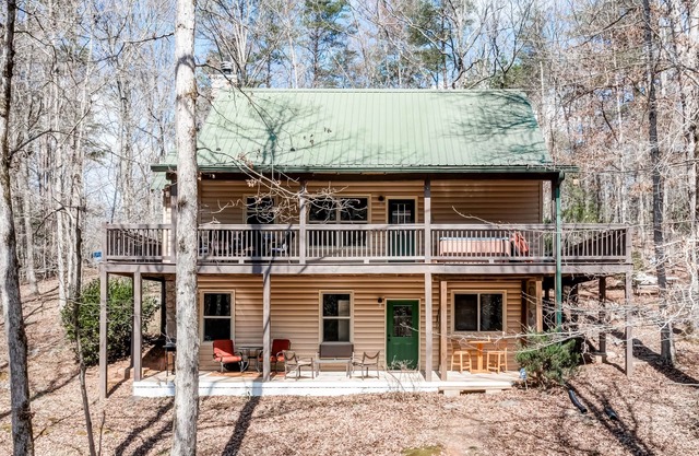 Creekside home on wooded acreage with WiFi, hot tub, fireplace, & pool table