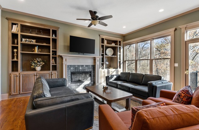Creekside Lodge - Acreage + Fire Pit + Pond +Sleeps 14