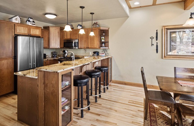 Creekside Luxury Home with hot tub just 3 blocks to downtown Red Lodge