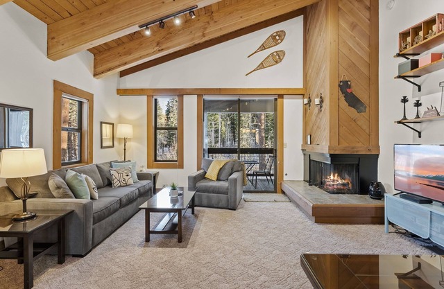 Creekside Northstar Condo w/Fireplace, Balcony, Pool & Free Shuttle
