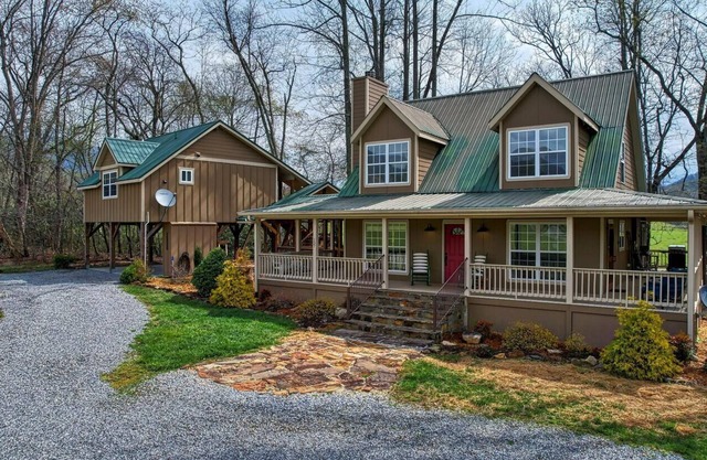 Creekside, pet friendly, wrap-around porch, minutes to downtown Hayesville!