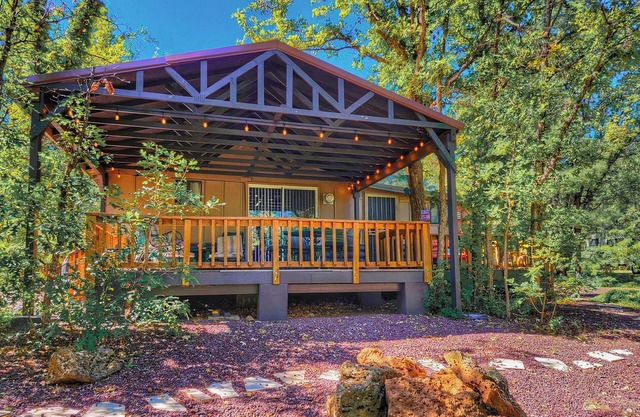 Creekside Retreat - Charming Cabin w/Deck, A/C, Firepit, & Billy Creek View