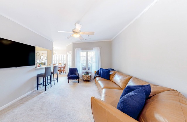 Creekwood condo with on-site pool & balcony - near shopping/dining