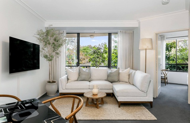 Cremorne- BEN19 - Ben Boyd Road - Stylish 1-Bed Apartment with Courtyard, Parking Easy City Access