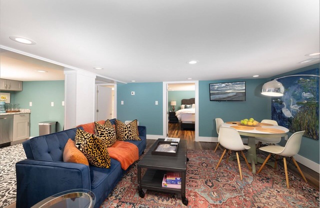 Crepe Myrtle Cottage: Garden Apartment on the Cape May Canal