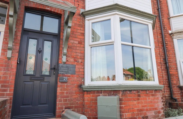 CRESCENT BAY HOUSE, pet friendly, country holiday cottage in Filey