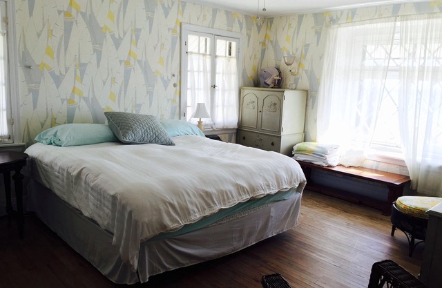 Crescent Beach (Ontario/Buffalo) Lake Front Cottage - 3 bedroom - sleeps 6