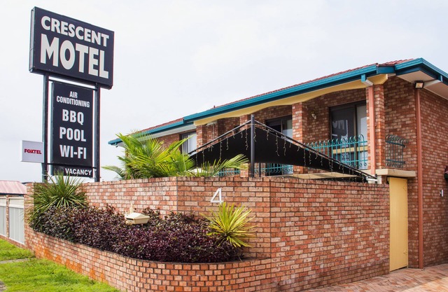 Crescent Motel
