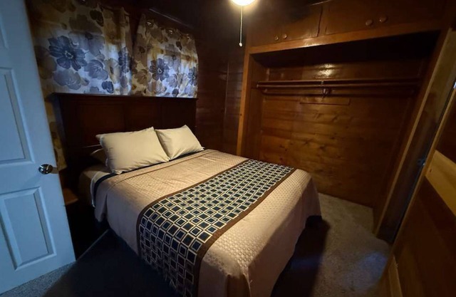 Crest Lodge Historic Mountain Inn - ArrowBear