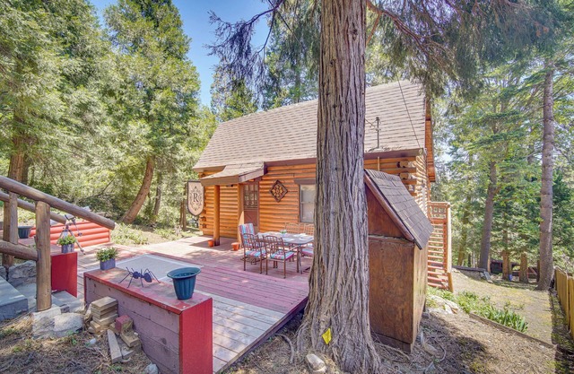 Crestline Area Vacation Rental Cabin w/Decks!