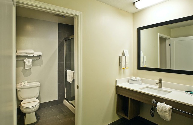 Crestview | Vibrant Room + Business Center