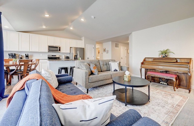 Crestwood, Pueblo . Luxury City Escape - Garage - Yard - 10 Mins to DT