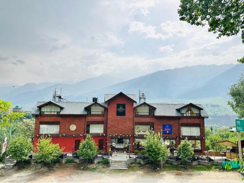 Crimson inn by Senderos De Pine