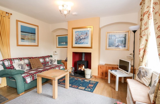 CRINAN CANAL COTTAGE, pet friendly, with open fire in Kilmartin