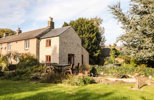 CROFT COTTAGE, pet friendly, with hot tub in Castleton, Peak District