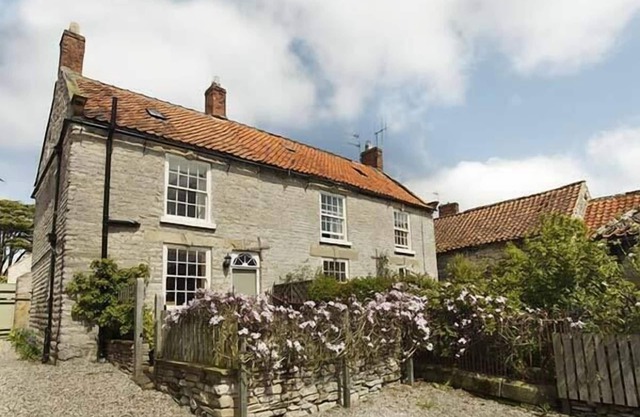 CROFT HEAD COTTAGE, family friendly, with open fire in Wrelton