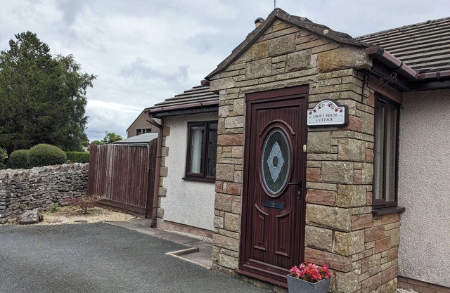 CROFT HOUSE COTTAGE, pet friendly, with a garden in Shap