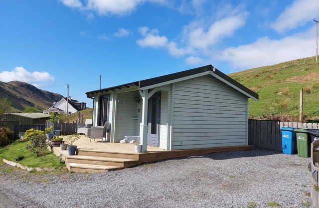 CROFTERS CABIN, centrally located, modern & cosy cabin on the Isle of Skye