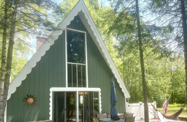 Crooked River Cabin w/ Hot Tub!